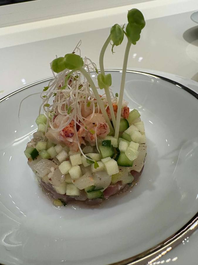 Tartare de poissons, homard et pomme verte, dressé en assiette