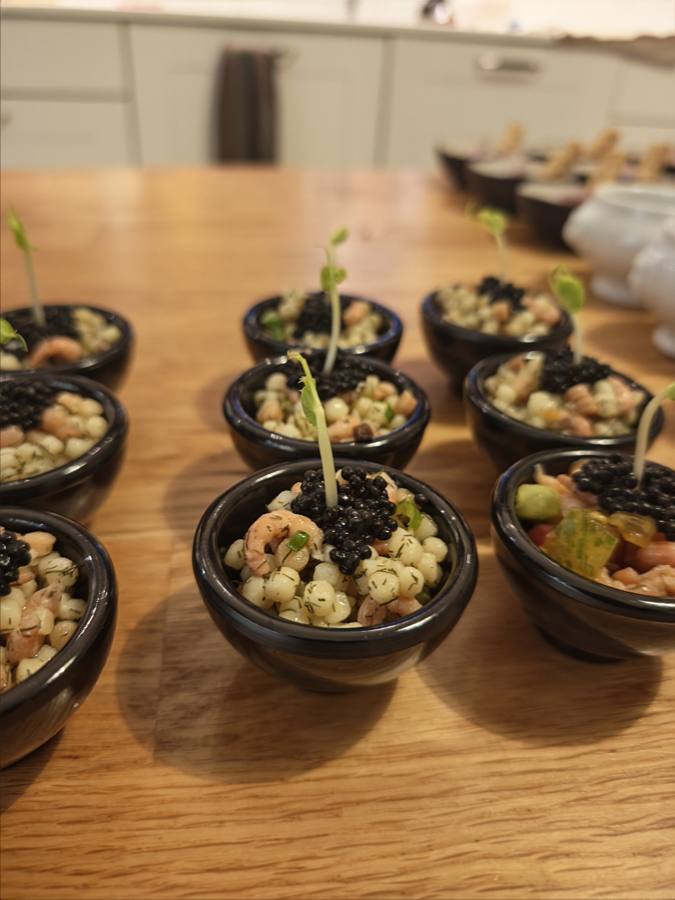 Fregola aux crevettes grises et caviar de hareng en petits bols